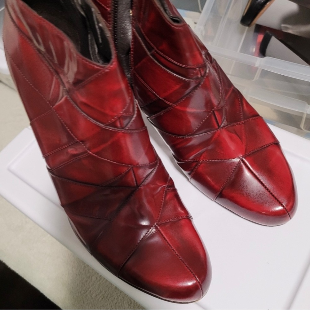 A Beautiful pair of Donald J Pliner Ankle Boots 10